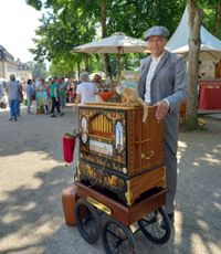 Frankfurter Drehorgelmann auf dem Gartenfest im Staatspark Hanau-Wilhelmsbad