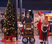 Weihnachtliche Drehorgelmusik mit dem Frankfurter Drehorgelmann und dem Nikolaus